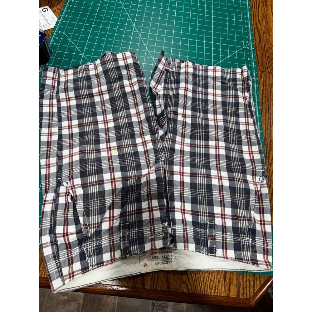 American Eagle Outfitters Mens 32 Plaid Classic Length Shorts Navy White Red